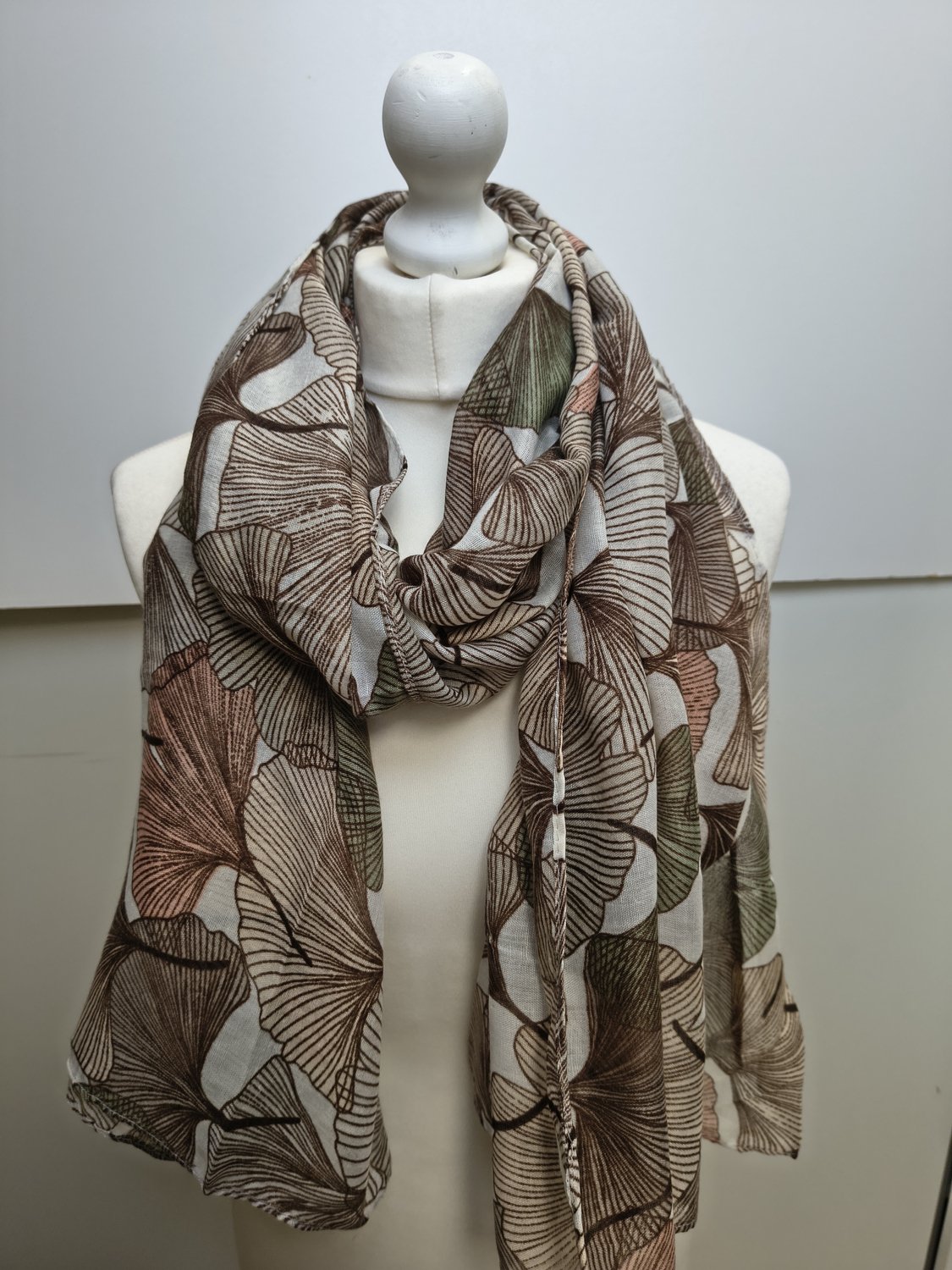 Lange dames sjaal Elselien-ginkgo bladerenmotief-beige roze wit bruin groen lichtgeel lichtgrijs