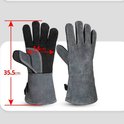 Grijze suède handschoenen met afmetingen van 35,5 cm lang en 14 cm breed.