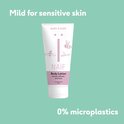 Witte tube Naïf Body Lotion voor baby & kids met bijenillustratie. Zonder minerale oliën. Mild voor gevoelige huid. 0% microplastics.