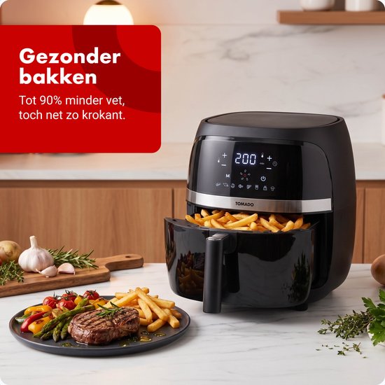 Zwarte heteluchtfriteuse met open mand vol friet. Naast de airfryer ligt een bord met steak, groente en friet. "Gezonder bakken Tot 90% minder vet, toch net zo krokant."