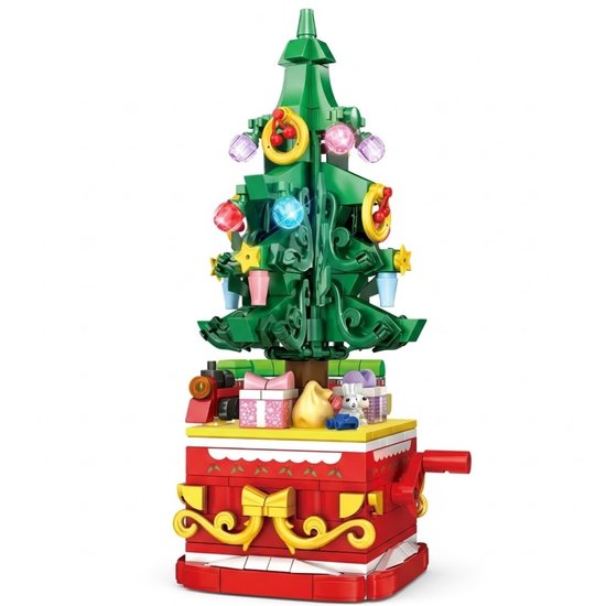 Gedetailleerde bouwstenen kerstboom, groen, met kerstballen en sterren, op een rode met gouden basis met een speelgoedtrein.