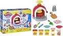 Play-Doh Pizza Oven Playset met rode oven, deegroller, pizzahoek, rasp en 6 potjes klei.
