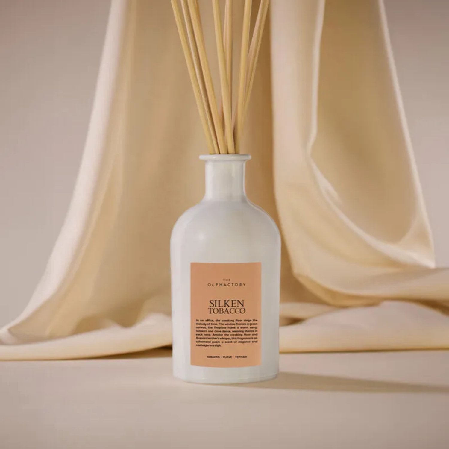 The Olphactory White Insignia Aroma Diffuser - Silken Tobacco - 250 ml - Luxe Geurstokjes