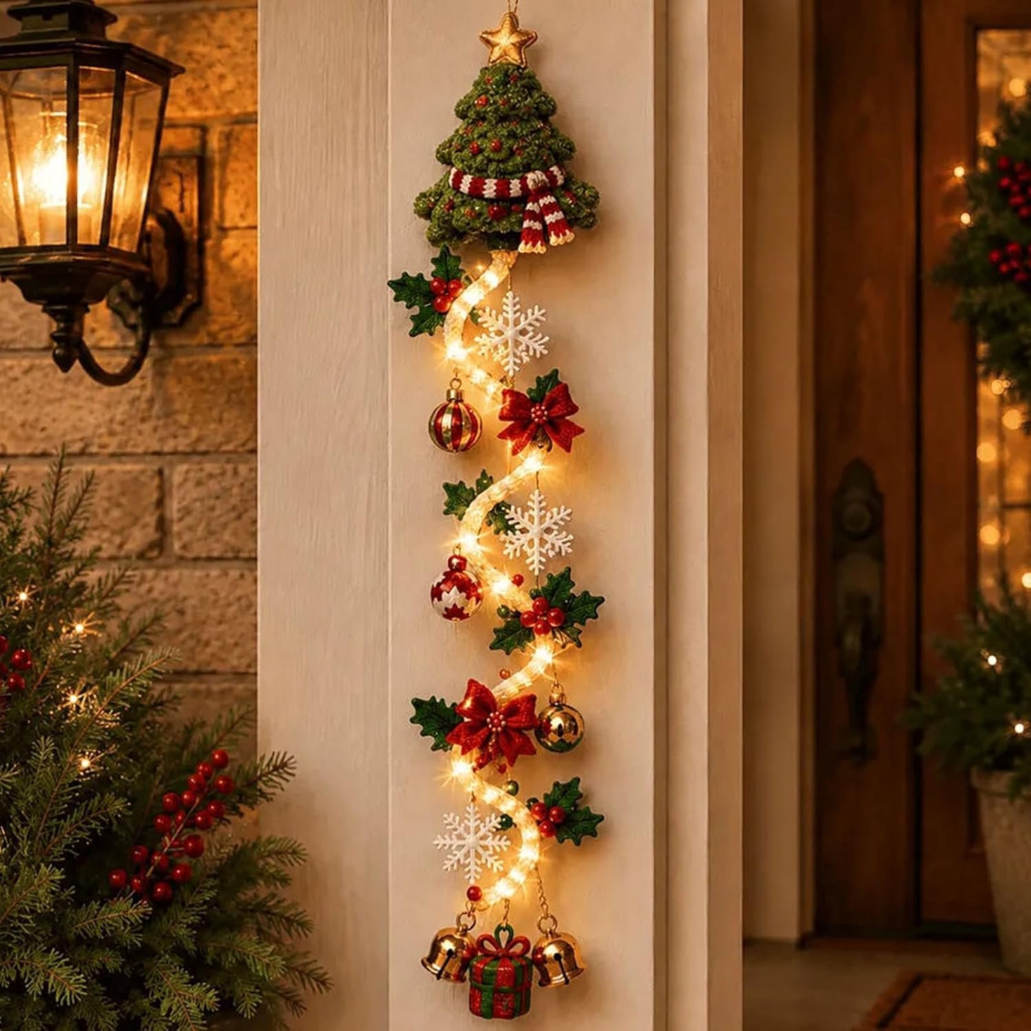 Verlichte Kerstdeurhanger Kerstdecoratie - Kerstkrans Met Warme LED Verlichting - Kerstboom Sneeuwvlokken Kerstballen Hulst En Strikken - Hangdecoratie Voor Deur Raam Muur Entree Schoorsteenmantel - Binnen