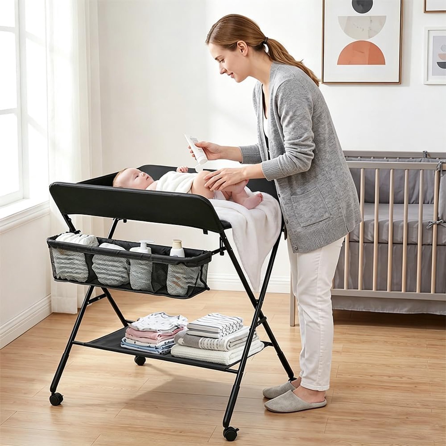 Opvouwbaar, met opbergmand, 4 wielen met remmen, draagbare luiertafel voor het vervangen van kleding en luiers van pasgeborenen, maximale belasting 25 kg (80 x 66 x 98 cm, zwart)