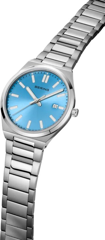 Bering horloge met lichtblauwe wijzerplaat, zilverkleurige wijzers en stalen band.