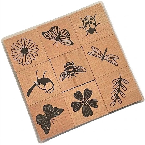 Set van 9 houten stempels met natuurmotieven: bloemen, vlinders, een lieveheersbeestje, libel, bij en een vogel.