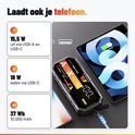 AutoXtreme starthulp wordt gebruikt als powerbank om een tablet en telefoon op te laden via USB.