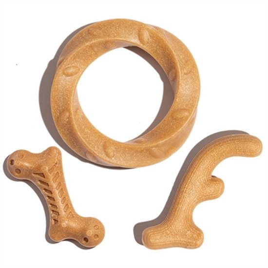 Drie beige, getextureerde houten kauwspeeltjes in bot-, ring- en boemerangvorm voor honden.