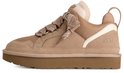 Zijaanzicht van de lichtbruine UGG Lowmel sneaker met suède, mesh en een dikke zool.