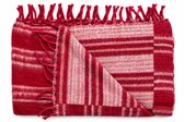 Rood-beige gestreepte sjaal met franjes aan de uiteinden, plat neergelegd.