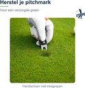 Hand in golfhandschoen gebruikt zwarte pitchfork op groen gras. Tekst: Herstel je pitchmark.