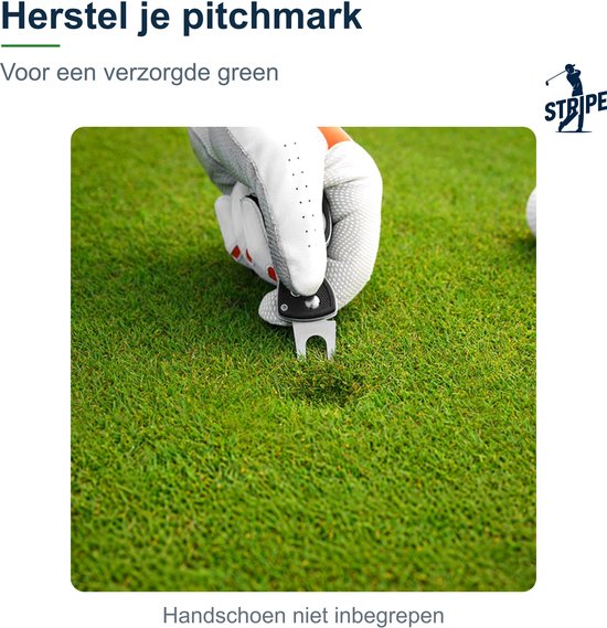 Hand in golfhandschoen gebruikt zwarte pitchfork op groen gras. Tekst: Herstel je pitchmark.