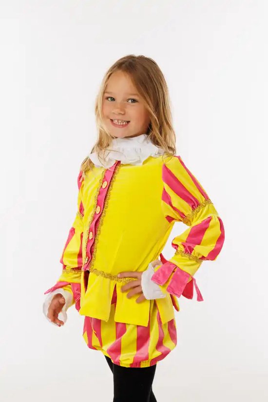Kind met blond haar in een geel-roze pietenpak met gouden accenten en witte ruchekraag.