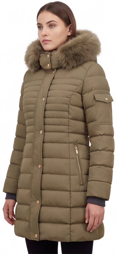 Model in een olijfgroene, getailleerde winterjas met ritszakken, mouwzakje en een capuchon met bontkraag.