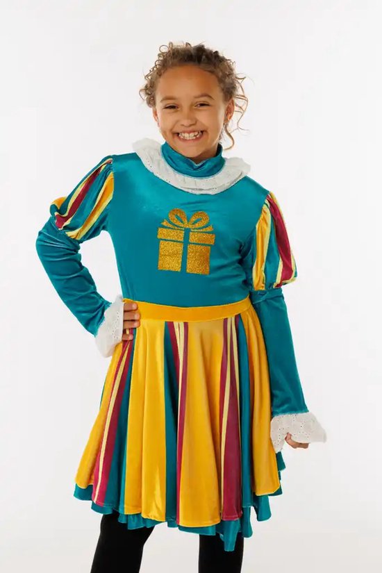 Meisje in een De Club van Sinterklaas verkleedjurk met goudkleurig cadeau-symbool op de borst.