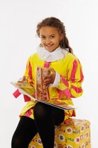 Kind in geel-roze pietenpak leest een prentenboek zittend op een bedrukte doos.