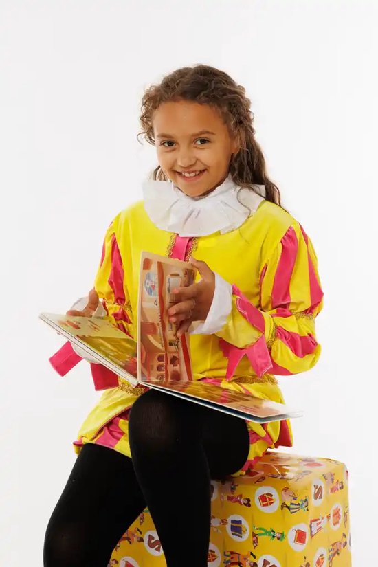 Kind in geel-roze pietenpak leest een prentenboek zittend op een bedrukte doos.