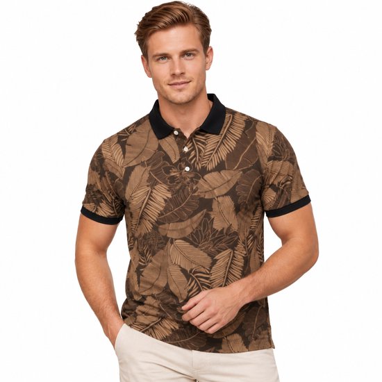 Model draagt bruin poloshirt met tropische bladerprint, zwarte kraag en zwarte mouwboorden, gecombineerd met beige broek.