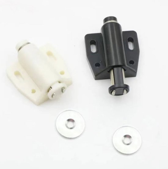 Witte en zwarte druk-om-te-openen magneetsnappers met metalen sluitplaten.