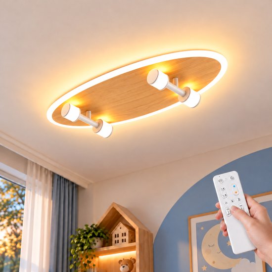Plafondlamp in skateboard-design met houtnerf en verlichte wielen, bediend via een afstandsbediening.