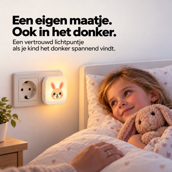 Kind in bed met een knuffel kijkt naar een verlicht nachtlampje in het stopcontact met een konijnengezicht.