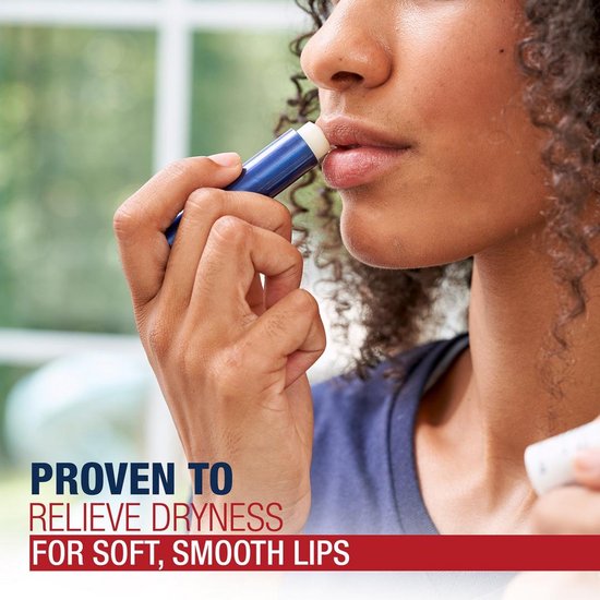 Vrouw die blauwe Aquaphor lippenbalsemstift aanbrengt. Tekst: Bewezen droogheid te verlichten voor zachte, gladde lippen.