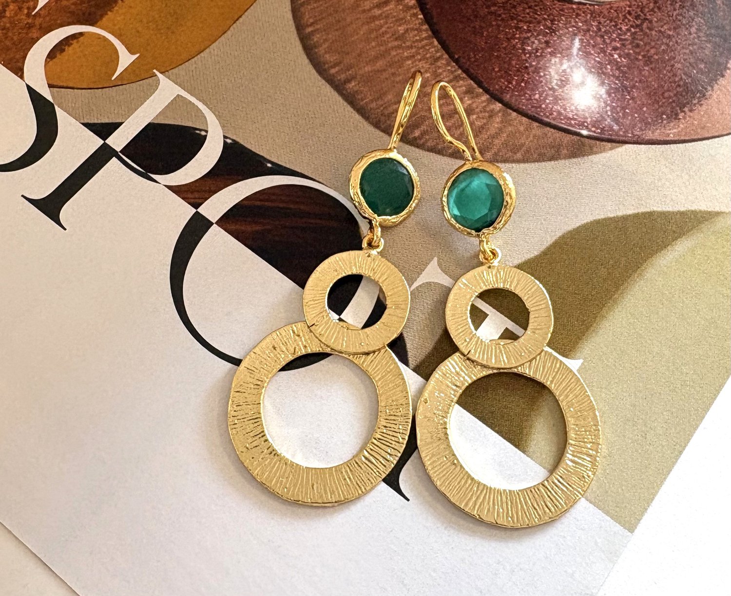 Oorbellen gouden cirkels cateye steen groen