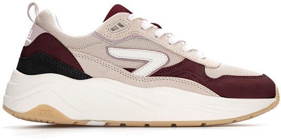 HUB sneaker in koffiebruin, mauve en gebroken wit met dikke witte zool en merklogo op de hiel.