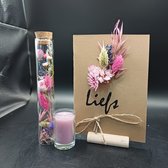 Droogbloemenkaart "Liefs" met een oudroze kaarsje en buisje met droogbloemen | fleurig | bloemen | bloemstuk | decoratie | cadeau | vintage | woondecoratie | interieurdecoratie | wenskaart | hart onder de riem - droogbloemen