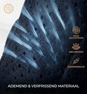 Detailopname van ademend zwart kniebracemateriaal met blauwe grafische lijnen die luchtstroom en sneldrogende eigenschappen tonen.