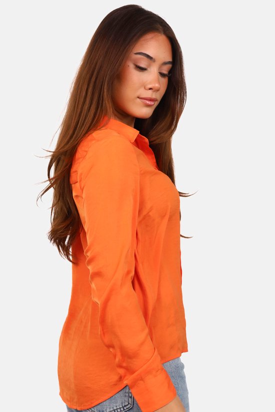 Zijaanzicht van de oranje blouse met kraag in soepele, glanzende stof.