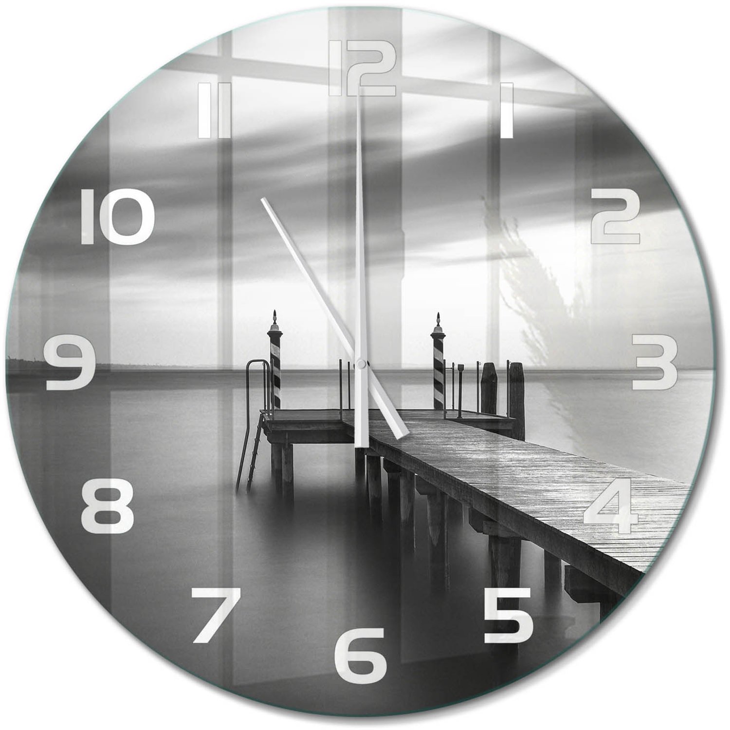 TULUP Wandklok - Steiger aan het meer Wandklok Glas Met Motief - fi60 cm - Zwart-wit Decoratieve Glazen Klok - Witte handen - Ronde Klok - Gekleurde Glazen Klok - Glazen Klok Met Print