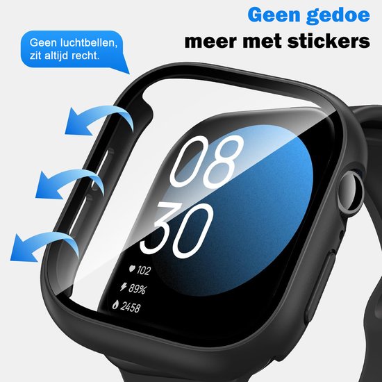Zwarte smartwatch hoes die zonder luchtbellen en stickers wordt aangebracht voor een perfecte pasvorm.