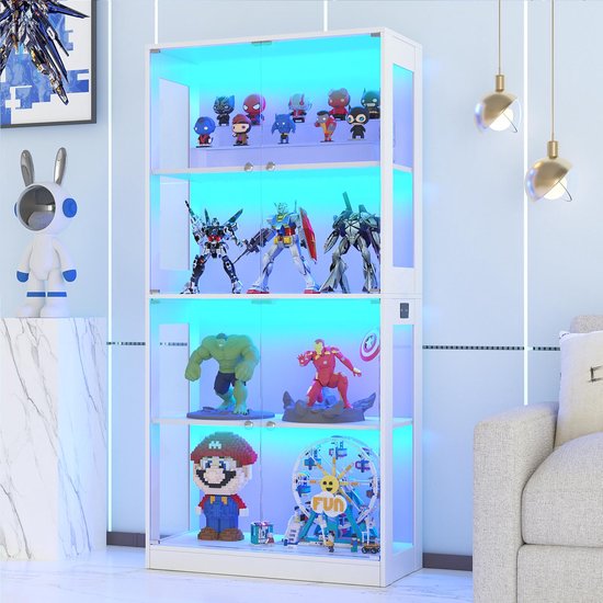 Witte vitrinekast met vier niveaus, gevuld met actiefiguren en displays, verlicht met blauwe LED's.