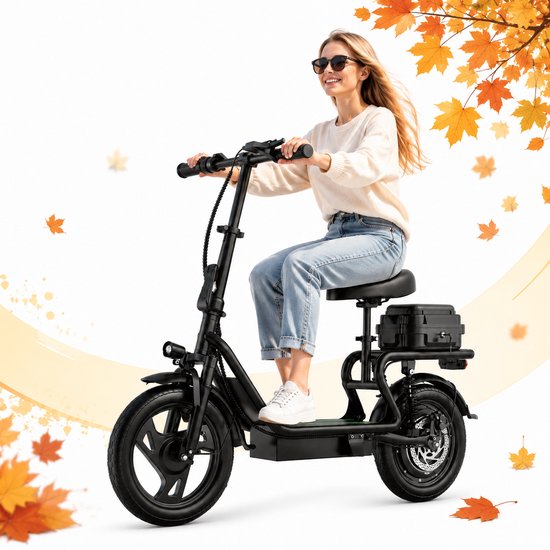 Vrouw met blonde haren op een zwarte elektrische step met zitje, rijdend in de herfst met vallende bladeren.