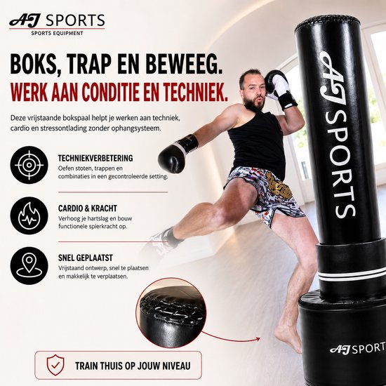 Man in bokshandschoenen slaat tegen zwarte staande bokszak van AJ Sports. Tekst: "BOKS, TRAP EN BEWEEG. WERK AAN CONDITIE EN TECHNIEK."