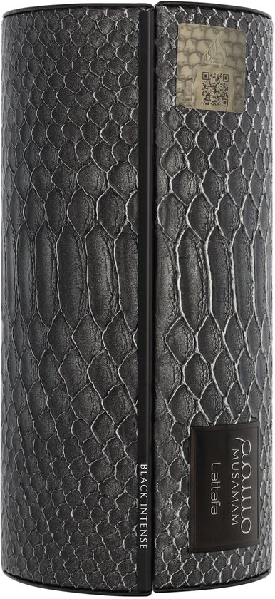 Getextureerde ronde doos voor Lattafa Musamam Black Intense, met een reptielenhuidmotief.