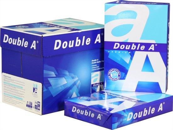 Twee dozen en een pak wit A4 printpapier van "Double A". Blauwe verpakking met abstracte lichtblauwe lijnen en logo's.