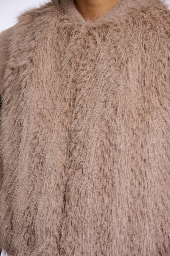 Detailopname van de textuur van het bruine, pluizige vest.