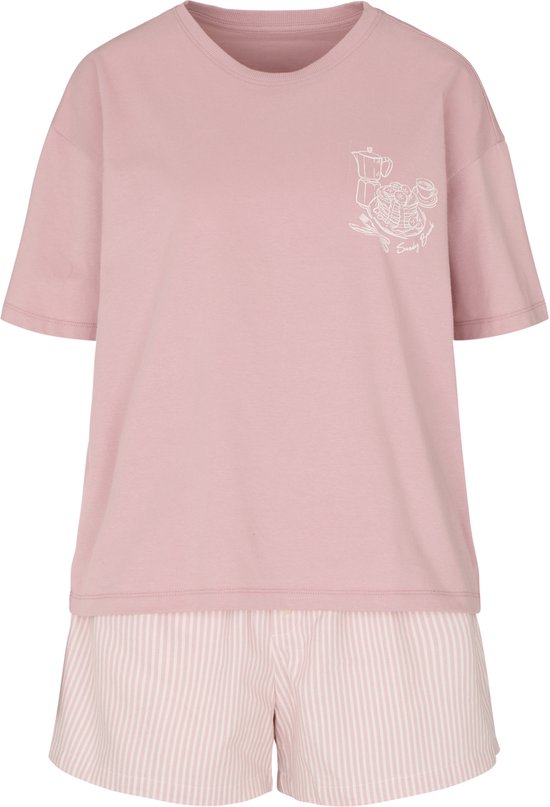 Roze pyjamaset met T-shirt met korte mouwen en gestreepte short. Het T-shirt heeft een witte print van een koffiezetapparaat, mok en koekjes met 'Sunday Mood'.