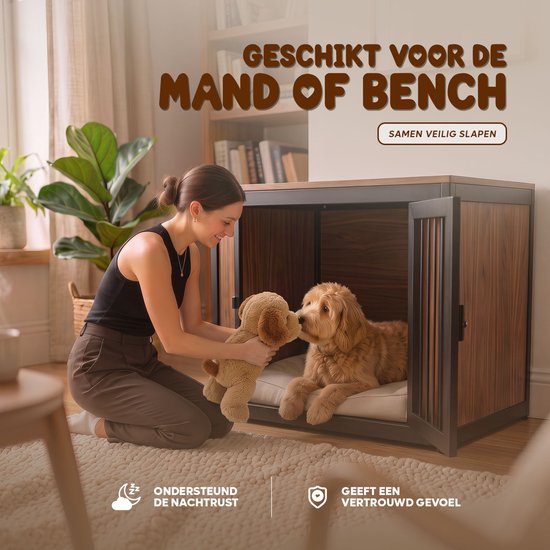 Vrouw geeft bruine hondenkuffel aan een hond in een hondenmand.