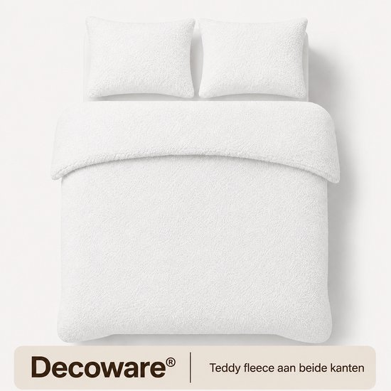 Wit Decoware dekbedovertrek en twee kussenslopen van teddy fleece stof.