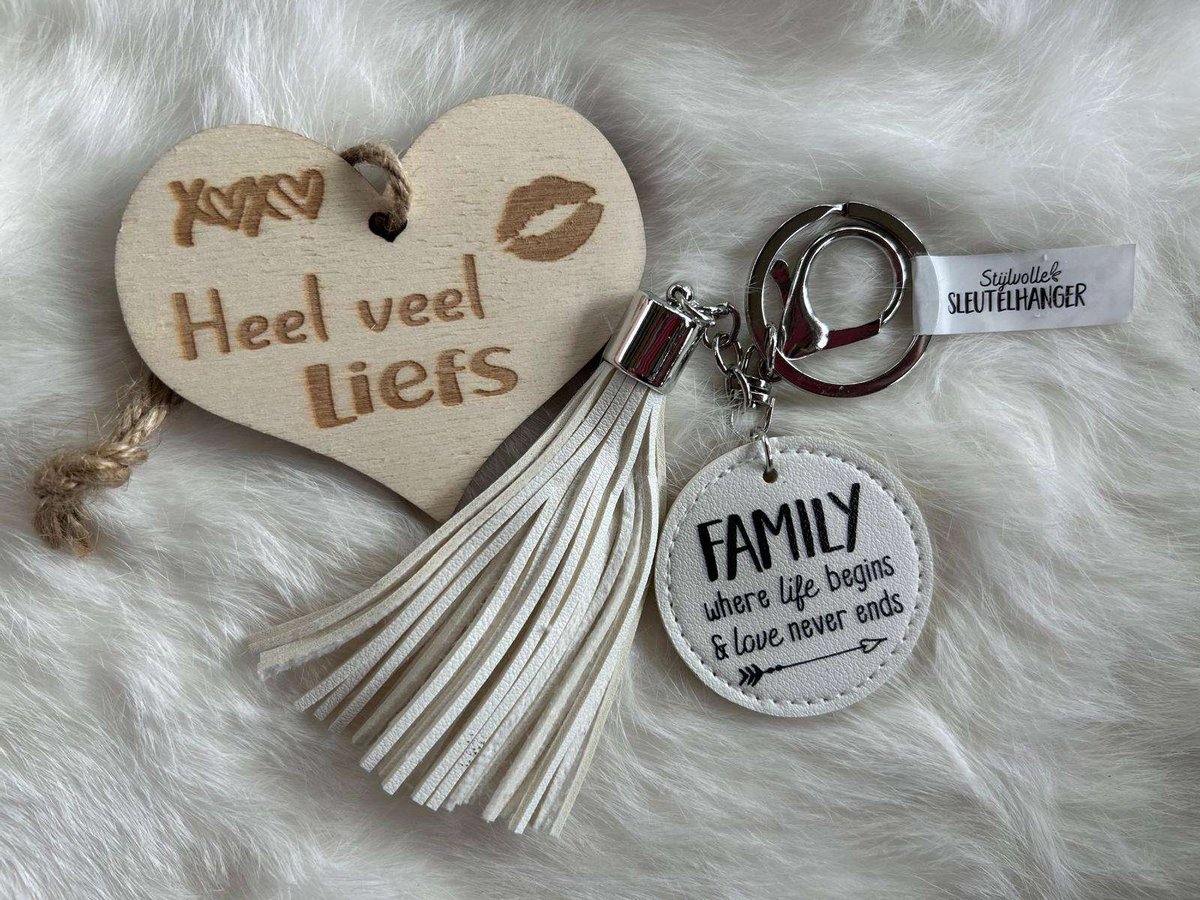 Creaties van hier – Tassel – Tashanger - Sleutelhanger – 17x5 cm – imitatie leer – Family - met houten hartje