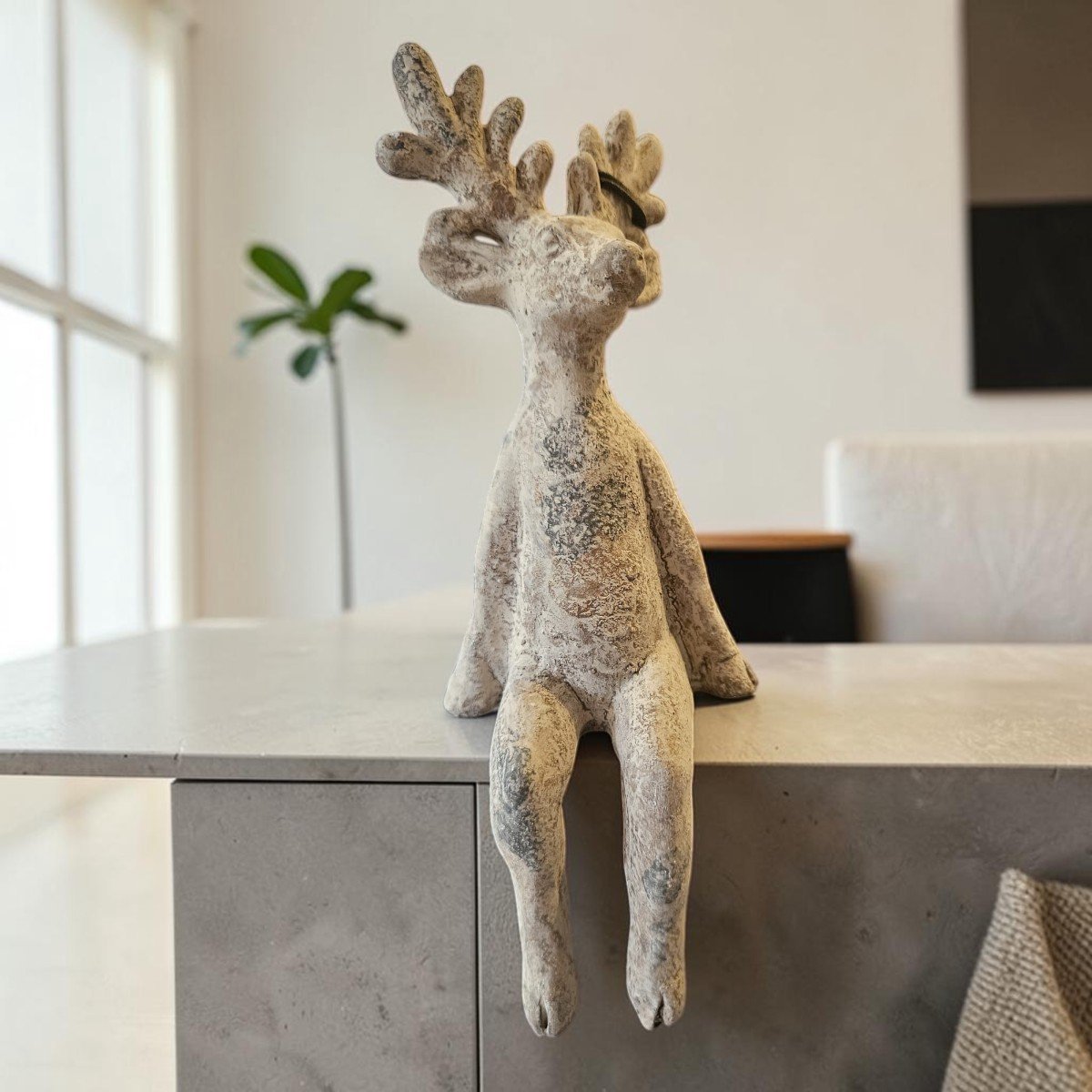 Countryfield Zittend Hert 23 cm - klein – Decoratief Hertenbeeld met Bungelende Benen – Landelijke Woondecoratie – Hert Decoratie - kerstdecoratie - winterdecoratie