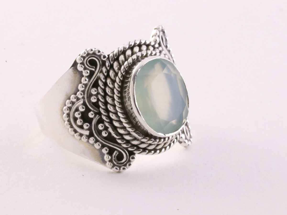 Bewerkte zilveren ring met aqua chalcedoon - maat 18.5