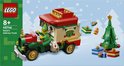 LEGO 40746 Bezorgtruck van de Kerstman, met elf, kerstboom en cadeautjes op een besneeuwde achtergrond.