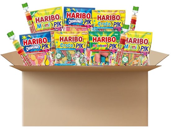 Een open kartonnen doos vol met diverse Haribo snoepzakjes met zure snoepjes in regenboogkleuren.