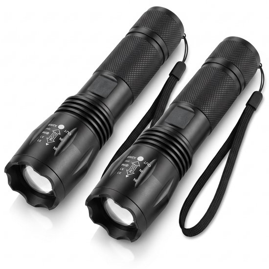 Twee zwarte, metalen LED-zaklampen met zoomfunctie en polsbandjes. De tekst 'ZOOM X1 X2000' is zichtbaar.