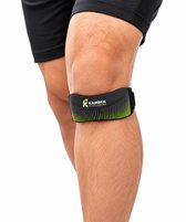 Gedetailleerde opname van een KANGKA patellaband in zwart met gele accenten op de knie van een man.